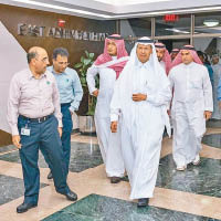 沙特能源部官員巡視國內石油設施。（美聯社圖片）
