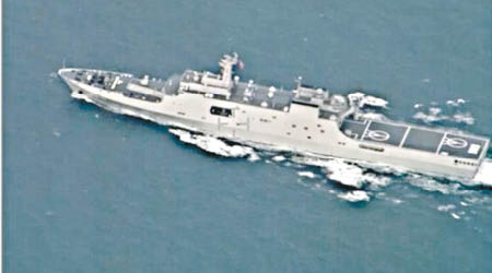 印度海軍拍攝到的解放軍海軍船塢登陸艦。（互聯網圖片）