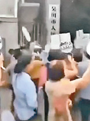 大批民眾在吳川市政府門前示威。（互聯網圖片）