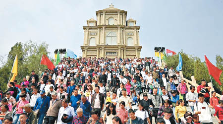 逾萬人周日前往朝聖地參加主保瞻禮。