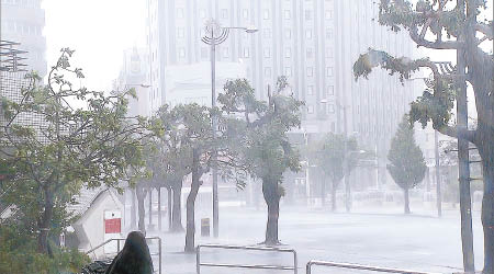 沖繩縣那霸市橫風橫雨。（電視畫面）