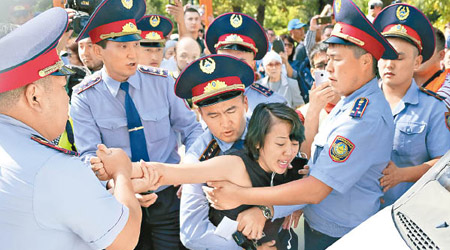 警員帶走一名示威者。（美聯社圖片）