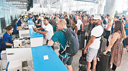 大批英國旅客在突尼斯機場查詢最新航班情況。