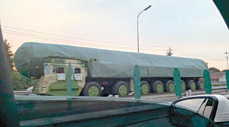 有網民近日拍到聲稱是東風41型洲際彈道導彈發射車，現身北京街頭。