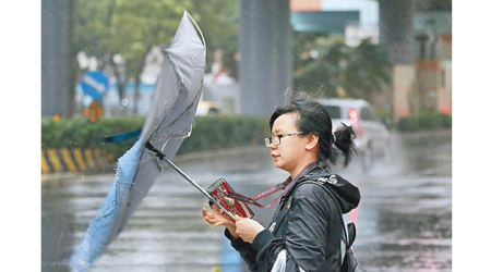 颱風逼近，市民停工。