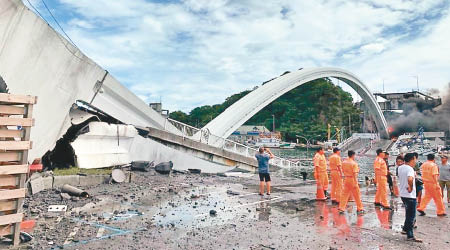 宜蘭縣南方澳跨海大橋倒塌並斷成兩截。（互聯網圖片）
