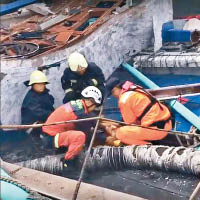 救護員在被斷橋壓住的漁船搜救。（互聯網圖片）