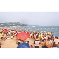 深圳大梅沙海灘滿是泳客。