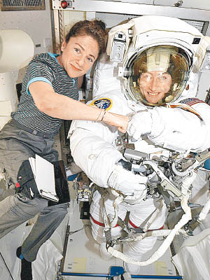 科克（右）與邁爾將執行首次全女班太空漫步任務。（美聯社圖片）