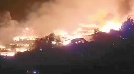 大火燒毀多間房屋。（互聯網圖片）