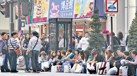 日本人對中國的好感度非常低。圖為訪日的中國遊客。