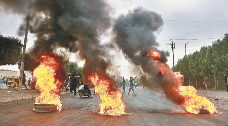 示威者於公路縱火。（美聯社圖片）