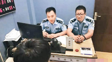 李姓男子被警方審問。（互聯網圖片）