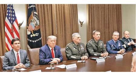 特朗普（左二）在白宮會見軍方將領及國防部高層，包括防長埃斯珀（左一）。（美聯社圖片）
