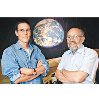 馬約爾（右）和奎洛茲（左）在太陽系外圍附近發現系外行星。
