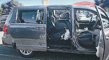 遊客所租車輛的玻璃窗被砸毀。（互聯網圖片）