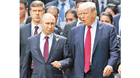 特朗普（右）被指向普京（左）送上大禮。（美聯社圖片）