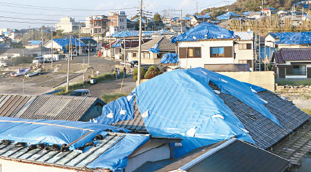 民眾做好防風準備，以防受損的屋頂被吹走。