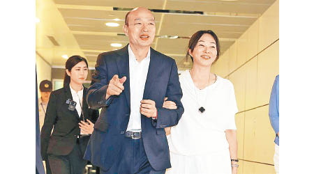 韓國瑜與妻子李佳芬為競選四出拉票。（互聯網圖片）