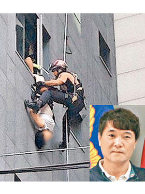 樸京浩（小圖）在屋內協助救援人員游繩救跳樓婦人。（互聯網圖片）