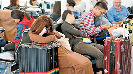 颱風癱瘓航空交通，羽田機場有不少旅客滯留。（美聯社圖片）