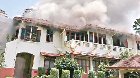 使館冒出濃煙。（美聯社圖片）