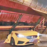 江蘇無錫早前發生塌橋事故，橋下的汽車遭壓斷。