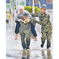 本宮市有自衞隊員協助老人疏散。