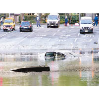 宮城縣<br>仙台市有汽車浸在水中。（美聯社圖片）