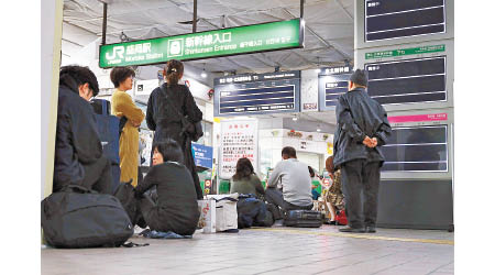 岩手縣<br>盛岡市一個車站有乘客等候列車恢復服務。
