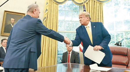 特朗普（右）於白宮接見中國國務院副總理劉鶴。（美聯社圖片）