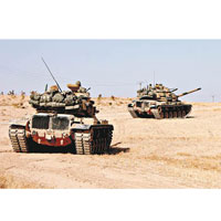 土軍駕駛美製M60坦克駛入曼比傑。