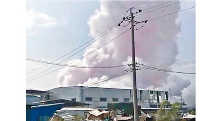 化工廠爆炸後現場冒出濃煙。（互聯網圖片）