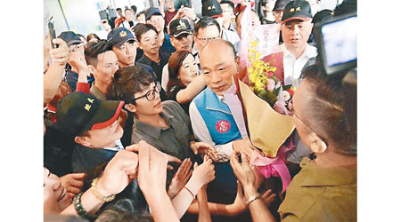 韓國瑜接受支持者獻花。（中時電子報）