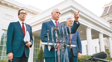 姆紐欽（左起）、彭斯及國家安全顧問奧布賴恩見記者。（美聯社圖片）