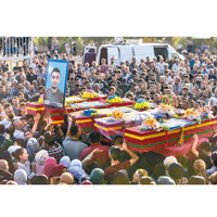 以庫族為首的敍利亞民主部隊損兵折將，部分陣亡的成員集體落葬。