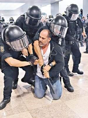 防暴警制服示威者。