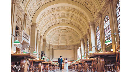 在歷史悠久的圖書館行婚禮必然一生難忘。