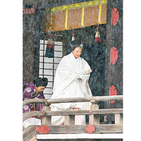 雅子穿上純白十二單傳統服裝。