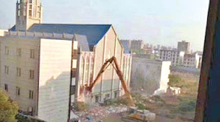 網傳照片指政府出動挖泥機拆教堂。