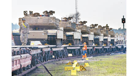 大批美軍坦克運抵立陶宛。（美聯社圖片）
