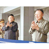 南韓傳媒認為金正恩（右二）的言論，如同批評父親金正日（右一）。