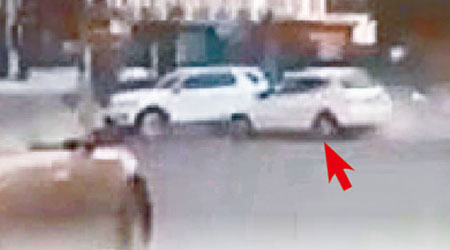 白色私家車（箭嘴示）撞向前車。