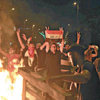 示威者焚燒雜物堵路。
