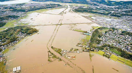 大片農地被水淹沒。（美聯社圖片）