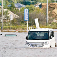 洪水淹浸數輛汽車。