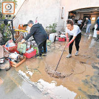 民眾災後清理房屋。