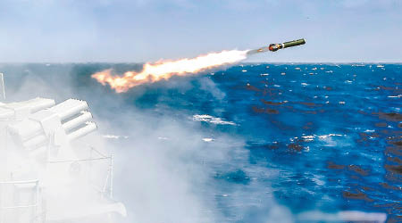 深圳艦在演練中發射干擾彈。（互聯網圖片）