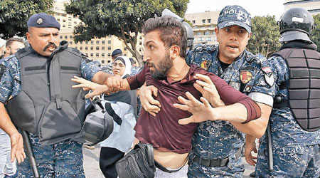 防暴警察拘捕示威者。（美聯社圖片）