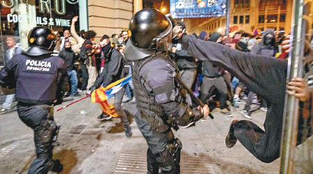獨派示威者腳踢警察。（美聯社圖片）